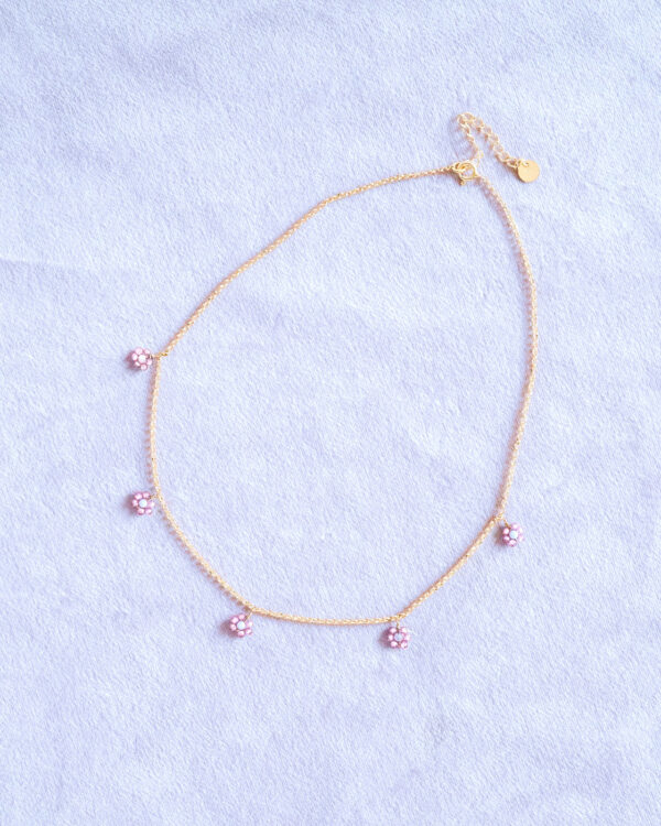 Naszyjnik z różowymi stokrotkami