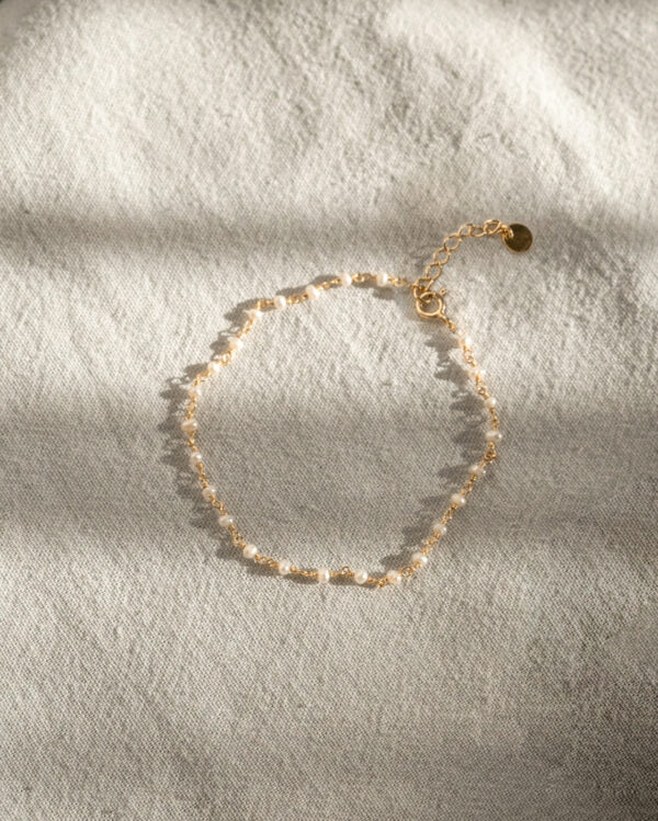 bransoletka z perełkami na łańcuszku