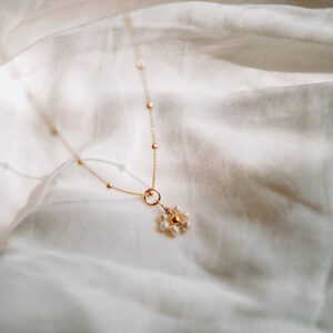 naszyjnik złoty ze stokrotką z pereł