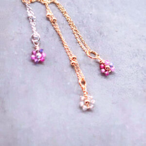 naszyjniki z kwiatuszkami na łańcuszkach naszyjnik z kwiatuszkiem na łańcuszku