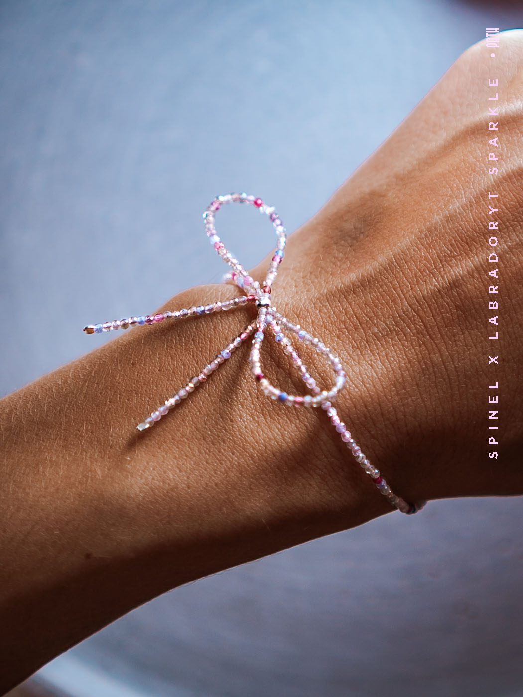 kokardka bransoletka z kolorowych kamyczków