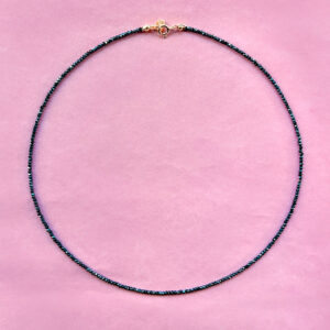 naszyjnik z czarnego spinelu kamień ochronny błyszczący biżuteria srebrna pozłacana