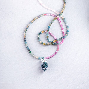 naszyjnik z owocem czarny spinel sparkle owocek zawieszka naturalne kamienie srebrzysty srebro 925