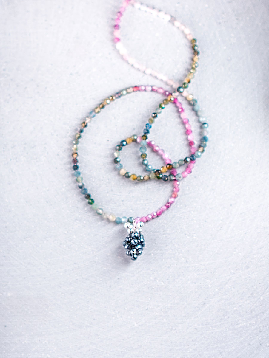 naszyjnik z owocem czarny spinel sparkle owocek zawieszka naturalne kamienie srebrzysty srebro 925