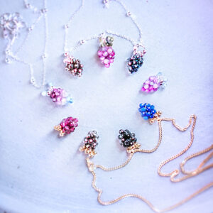 naszyjnik z owocem z kamieni naturalnych czarny turmalin granat winogrono truskawka turmalin flora