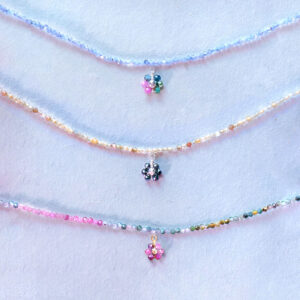 naszyjniki z kwiatuszkami na kamieniach naturalnych z kamieni szlachetnych