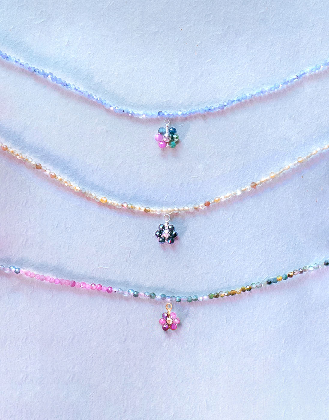 naszyjniki z kwiatuszkami na kamieniach naturalnych z kamieni szlachetnych