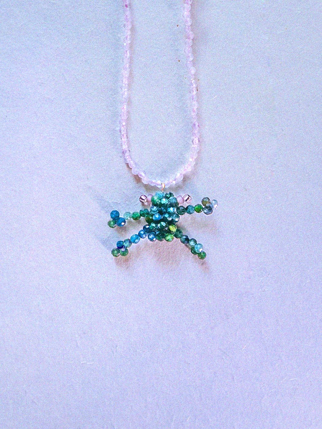 naszyjnik z żabką zawieszka frog żabka żaba na szczęście rękodzieło kamienie naturalne turmalin właściwości